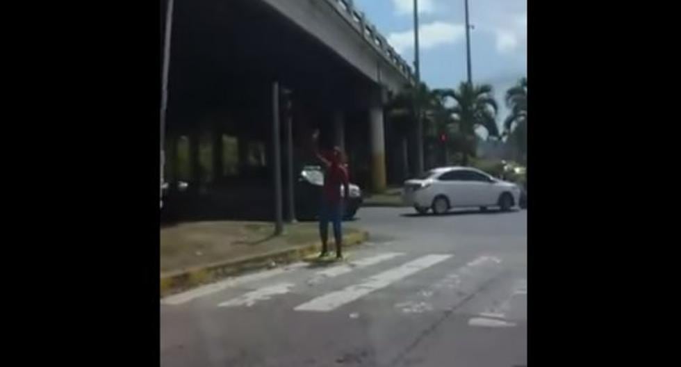 Spiderman causa sensación en las calles de Panamá. (Foto: Captura)