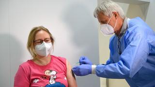 La mitad de la población en Alemania ya ha recibido una dosis de vacuna contra el coronavirus