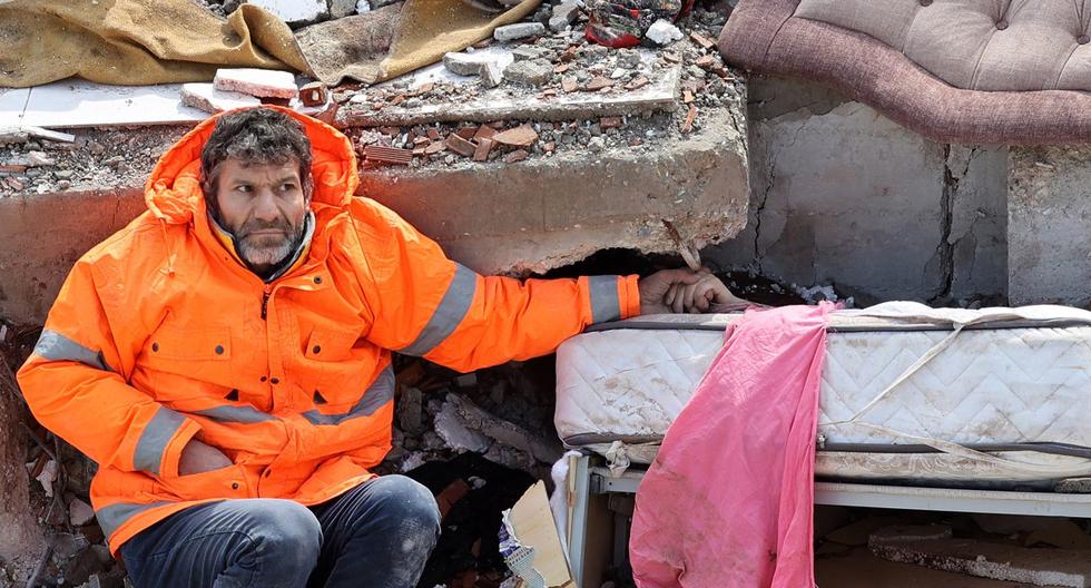 Mesut Hancer sostiene la mano de su hija Irmak, de 15 años, quien murió en el terremoto en Kahramanmaras, cerca del epicentro del sismo. (ADEM ALTAN / AFP).