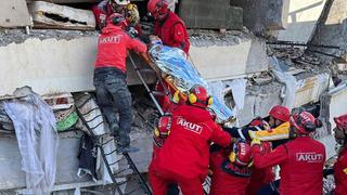 “La gente envía mensajes de voz desde debajo de los escombros”: la carrera contrarreloj para rescatar a sobrevivientes del terremoto