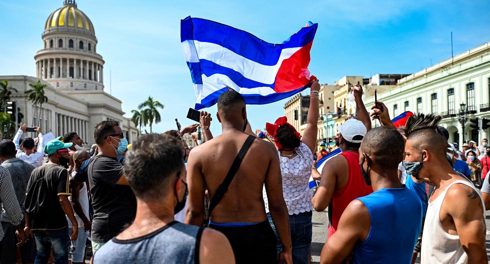 Esta foto del 11 de julio de 2021 muestra a cubanos frente al Capitolio de La Habana durante una manifestación contra el gobierno del presidente Miguel Díaz-Canel, en La Habana. Las protestas fueron las más fuertes en décadas en Cuba. (Foto: AFP)