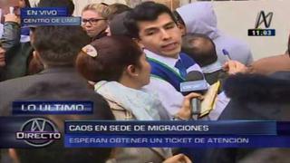 Migraciones: regalan lapiceros a personas que esperaban en cola