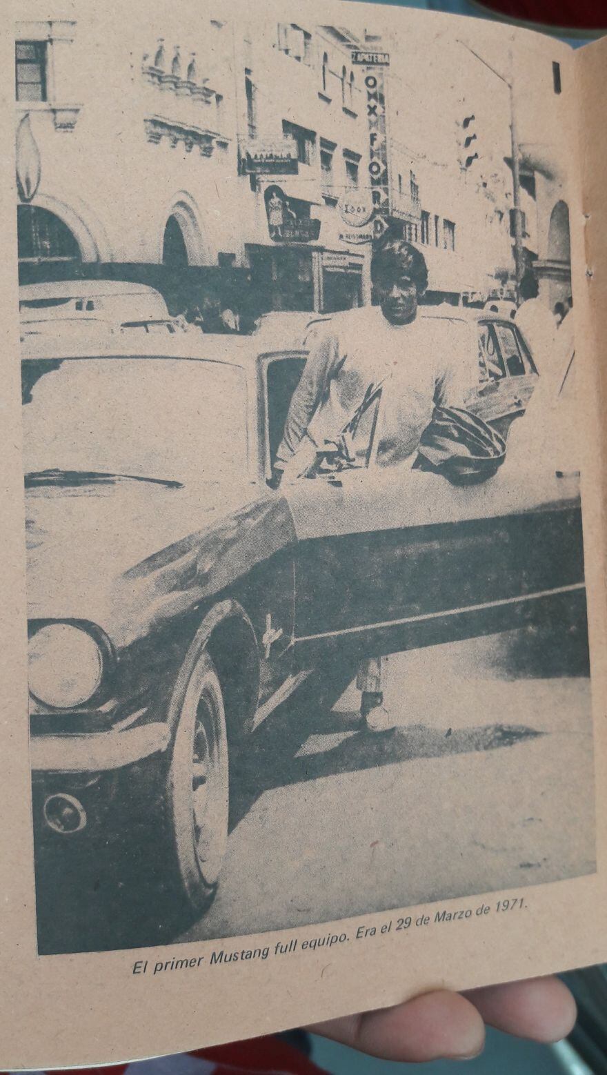 Hugo Sotil y su primer Mustang full equipo, en 1971.