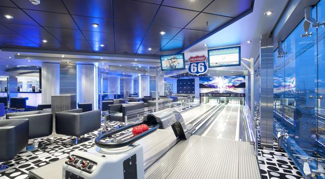 También se puede disfrutar de una pista de bowling.