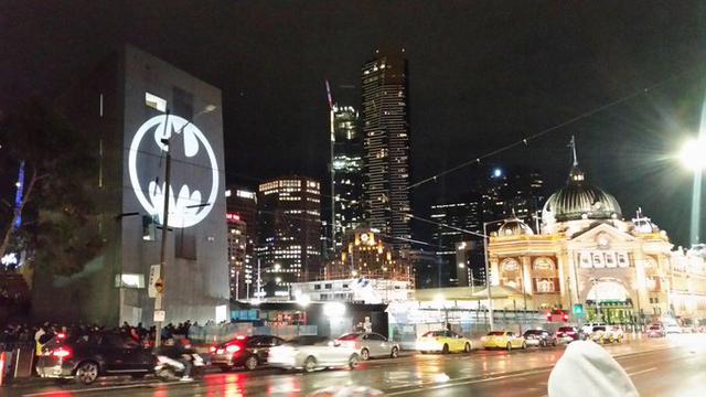 La 'batiseñal' se proyectó desde las 20:00 horas en Melbourne, Australia. (Foto: @comicbookgurus)
