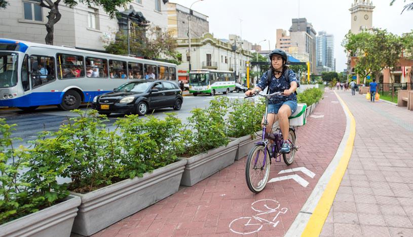 Manejando bicicleta no solo contribuimos a la preservación el medio ambiente, también es una oportunidad perfecta para disfrutar de Lima y sus paisajes. (Foto: Luis Choy / Archivo El Comercio)