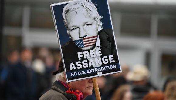 En esta foto de archivo tomada el 24 de febrero de 2020, un partidario del fundador de WikiLeaks, Julian Assange, sostiene un cartel pidiendo su libertad en Londres, Reino Unido. (Foto de DANIEL LEAL-OLIVAS / AFP).
