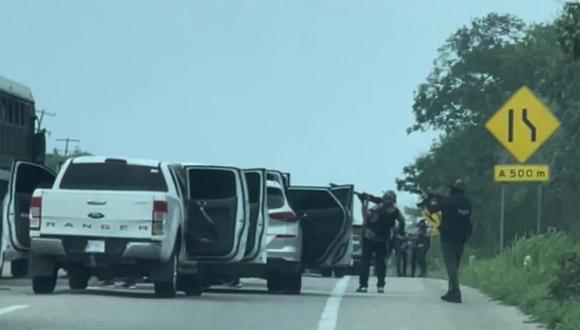 Hombres armados detienen vehículos en un tramo que conecta los municipios de Ocozocoautla con Tuxtla Gutiérrez, la capital de Chiapas, para secuestrar a 14 empleados de la policía, el 27 de junio de 2023. (Captura de Twitter @proceso)