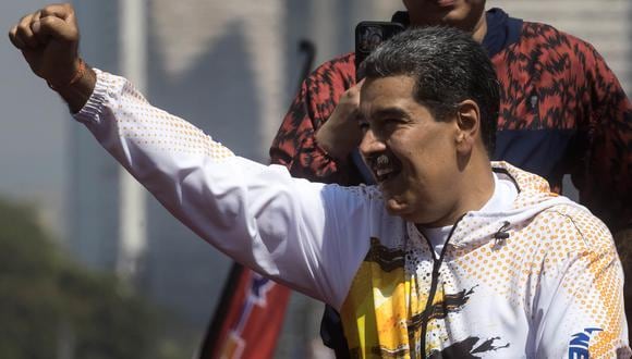 El presidente de Venezuela, Nicolás Maduro, saluda a simpatizantes durante una manifestación en apoyo a su candidatura a una segunda reelección. (EFE/ Miguel Gutiérrez).