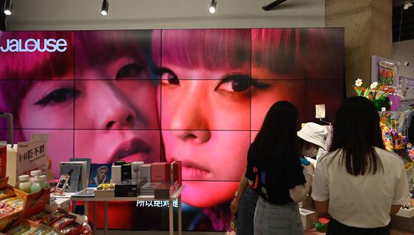 Una pantalla muestra un video de ídolos famosos en el extranjero en una tienda de Beijing, China, el 2 de septiembre de 2021. (JADE GAO / AFP).