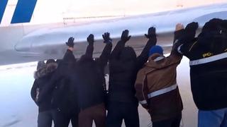 YouTube: pasajeros 'empujaron' avión varado en aeropuerto