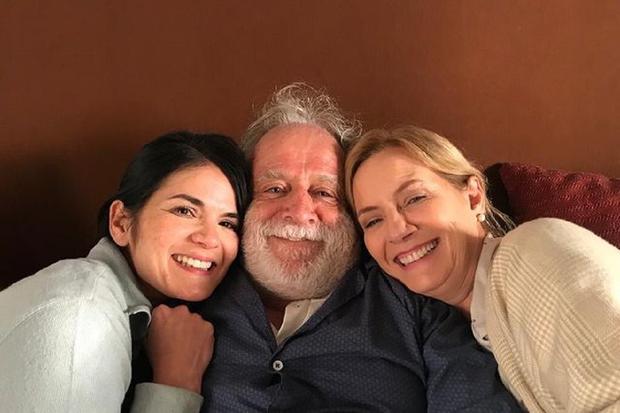 Germán Quintero en medio de Kristina Lilley, que le dio vida a Gabriela Elizondo, y Tatiana Jáuregui, quien interpretó a Dominga, la empleada doméstica de esta familia (Foto: Germán Quintero/ Instagram)