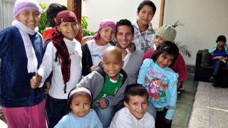 FOTO: Claudio Pizarro visitó a niños que padecen de cáncer