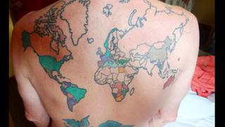 Viajero se tatuó un mapamundi en la espalda y pinta los países que conoce