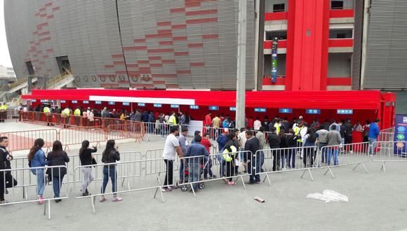 Miles de hinchas hacen cola desde muy temprano para canjear las entradas del último partido del repechaje (Fotos: Hugo Pérez / El Comercio)