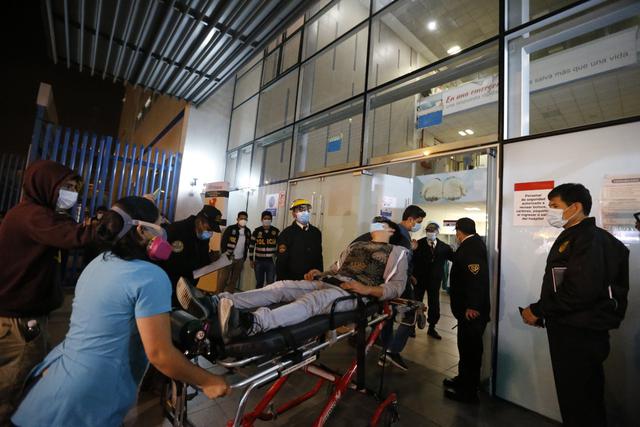 Desde la noche del sábados han ingreso varias personas heridas a diversos hospitales de Essalud y del Minsa tras la marcha nacional. (Foto: Violeta Ayasta/@photo.gec)
