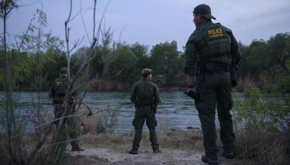 Agentes de la patrulla fronteriza de Estados Unidos se encuentran frente al río Grande que separa a Estados Unidos y México, en la ciudad fronteriza de Roma. (Foto: Archivo/ Ed JONES / AFP).