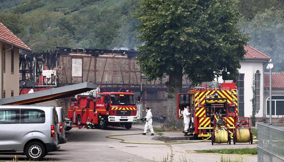 Los bomberos trabajan en el lugar de un incendio que estalló en una casa de vacaciones para personas discapacitadas en Wintzenheim, este de Francia, el 9 de agosto de 2023. (Foto de Sebastien BOZON / AFP)