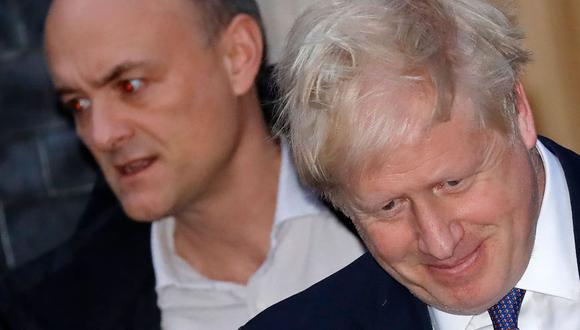 Imagen de archivo de Dominic Cummings junto a Boris Johnson. El asesor no se mostró arrepentido ni pidió disculpas por su salida. (Foto: AFP / Tolga Akmen)