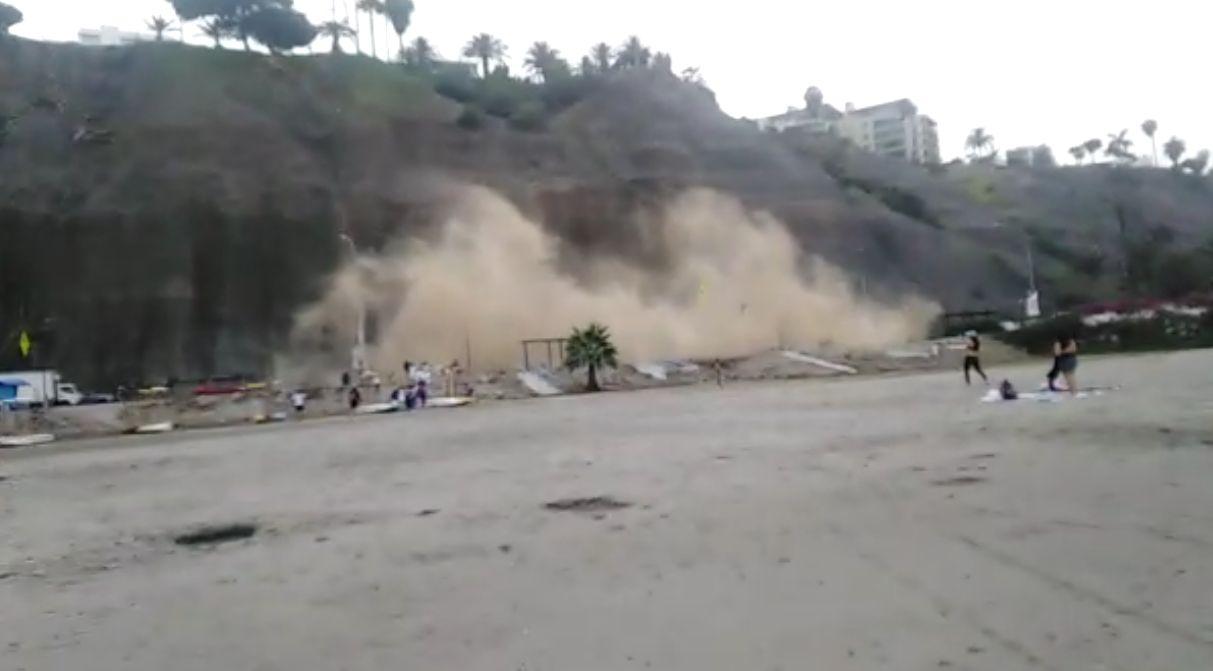 Un nuevo derrumbe en la Costa Verde se registró esta mañana a la altura de la playa Los Yuyos, en el distrito de Barranco.