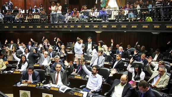 Chavismo y oposición se unen por primera vez en Parlamento