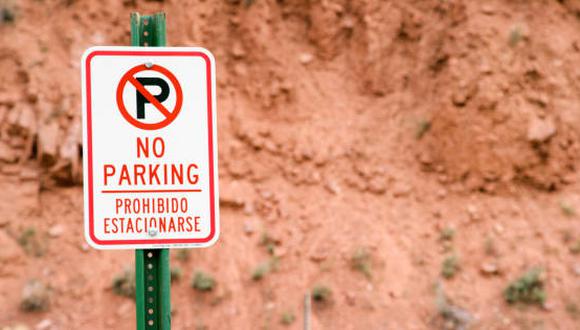 Estos son los 10 lugares donde está prohibido estacionar tu auto en el Perú. (Foto: iStock)