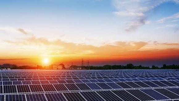 La energía solar es una forma de energía renovable que está reemplazando a los combustibles fósiles.