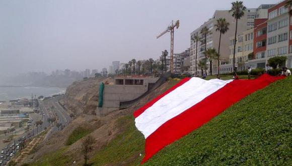 Malecón de Barranco lució enorme bandera por fallo de La Haya