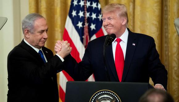 El presidente estadounidense, Donald Trump (derecha), saluda al primer ministro israelí en funciones, Benjamin Netanyahu (izquierda), durante una ceremonia celebrada este martes en la Casa Blanca, en Washington. (Foto: EFE).