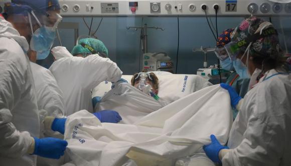 Trabajadores sanitarios atienden paciente en la Unidad de Cuidados Intensivos (UCI) Covid-19 del Hospital Del Mar de Barcelona. (Foto: Archivo / AFP / LLUIS GENE).
