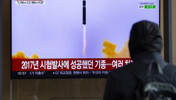Un hombre mira las noticias en una estación en Seúl, Corea del Sur, el 19 de febrero de 2023. (Foto de EFE/EPA/JEON HEON-KYUN)