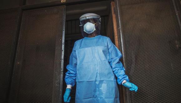 Un funcionario del Departamento de Salud de Gauteng se alista para recolectar muestras durante una prueba de detección de coronavirus Covid-19 en Yeoville, Johannesburgo, Sudáfrica. (Foto: Marco Longari / AFP)