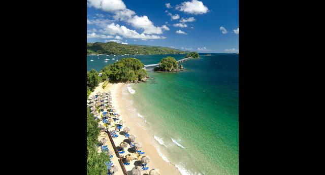 En la página anterior: el emblemático puente peatonal de 1,3 km que lleva a un par de islotes. (Foto: Ministerio de Turismo de República Dominicana)