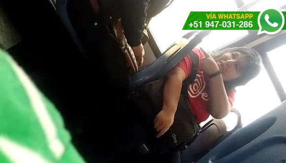 WhatsApp: reaccionó así porque le pisaron el pie en bus (VIDEO)