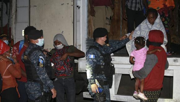 Los migrantes haitianos llegan a Guatemala desde América del Sur y atraviesan mayoritariamente a pie la peligrosa selva del Darién, desde Colombia a Panamá. (Foto: Policía Nacional de Guatemala vía AFP)