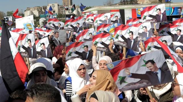 Cientos de sirios participaron el lunes en una concentración en una emblemática plaza en la capital del país, en apoyo de sus fuerzas armadas que, según dijeron, salieron exitosas de los ataques aéreos de Occidente durante el fin de semana. (Foto: EFE)