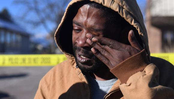 Joshua Thurman, de Colorado Springs, llora la mañana después de un tiroteo masivo en el Club Q. (JASON CONNOLLY / AFP).
