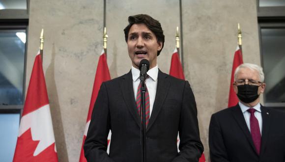 El primer ministro Justin Trudeau se une al ministro de Relaciones Exteriores, Marc Garneau, para anunciar que los canadienses Michael Spavor y Michael Kovrig han sido liberados de su detención en China, en Parliament Hill en Ottawa. (Foto: Justin Tang / The Canadian Presione vía AP).