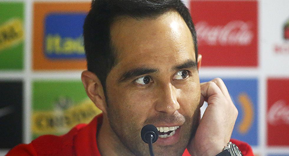 Claudio Bravo no entiende las pifias de los hinchas chilenos. (Foto: EFE)