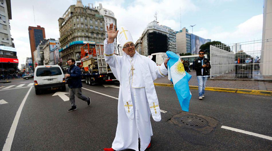 El papa falso ya es furor en las calles de Buenos Aires - 1