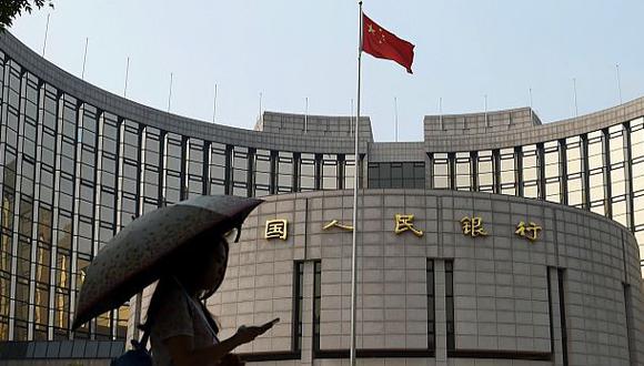 Banco Central de China bajó tasas de interés para detener caída