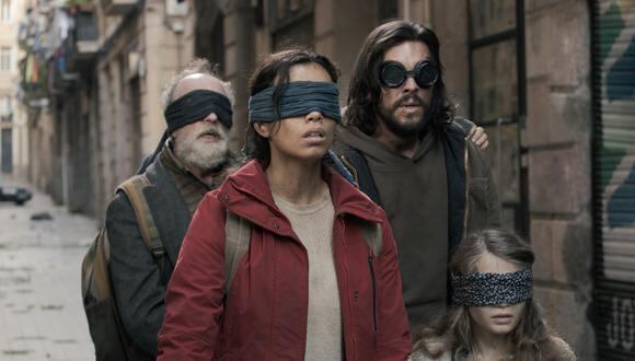 Gonzalo de Castro como Roberto, Georgina Campbell como Claire y Mario Casas como Sebastián, en una escena de  Bird Box Barcelona. Foto: Netflix