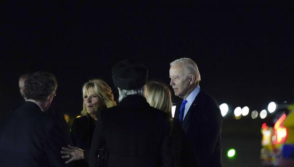 El presidente Joe Biden llegó al London Stansted Airport en el Reino Unido para asistir al funeral de la reina Isabel II. AP