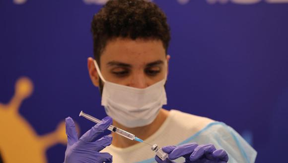 Coronavirus: Israel planea vacunar a 2 millones de personas para final de enero. (EFE/EPA/ABIR SULTAN).