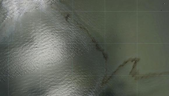 Fotos capturadas por un avión de la Administración Nacional Oceánica y Atmosférica el martes 31 de agosto de 2021 muestran una mancha negra de kilómetros de largo flotando en el Golfo de México cerca de una gran plataforma de petróleo. (NOAA vía AP).