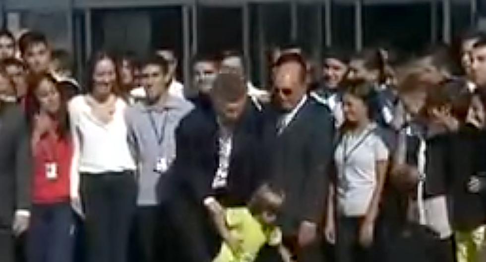 Niño le hace desplante a Mauricio Macri y no quiere foto con él. (Foto: Captura de YouTube)