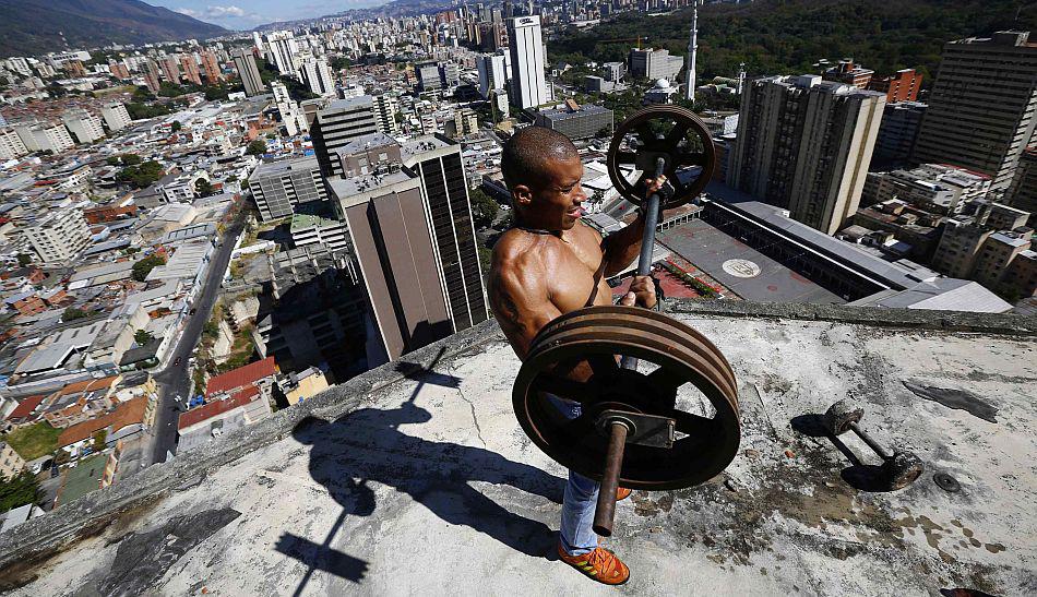 La vida en el rascacielos invadido de Caracas - 3