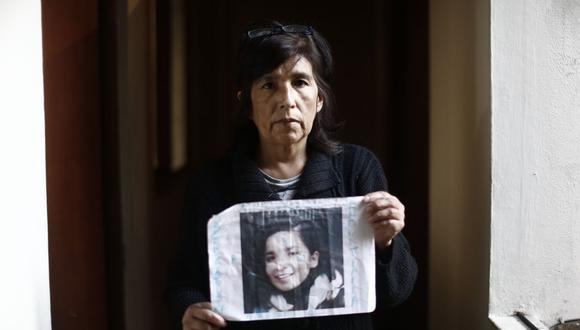 Rosario Aybar, madre de Solsiret Rodríguez, posa junto a la fotografía de su hija. Foto: Geraldo Caso