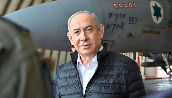 El primer ministro israelí, Benjamín Netanyahu, visita la base aérea de Tel Nof, donde ha asegurado que no dudarán en "golpear" a aquellos que quieran atacar a Israel | Foto: EFE/ Kobi Gideon
