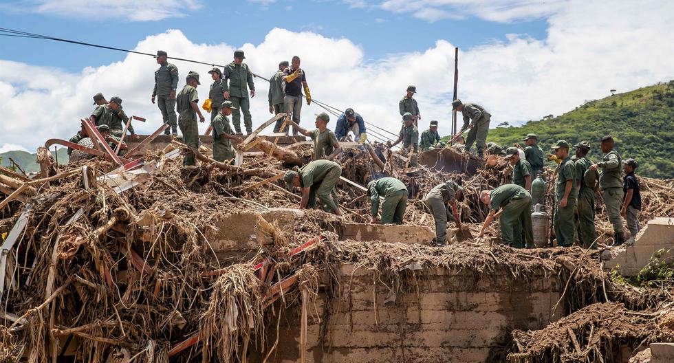 Las personas buscan desaparecidos entre los escombros causados por el desbordamiento de la quebrada Los Patos en Las Tejerías, estado Aragua, Venezuela. (EFE/Miguel Gutiérrez).